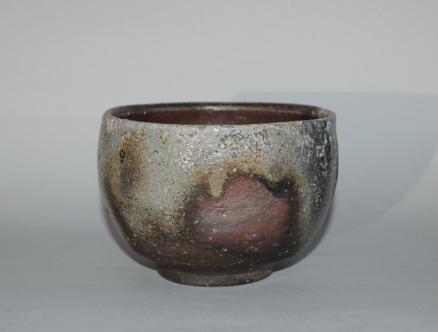 Chawan tea bowl for matcha, Bizen ware, stoneware with kumadori, ash, Japan