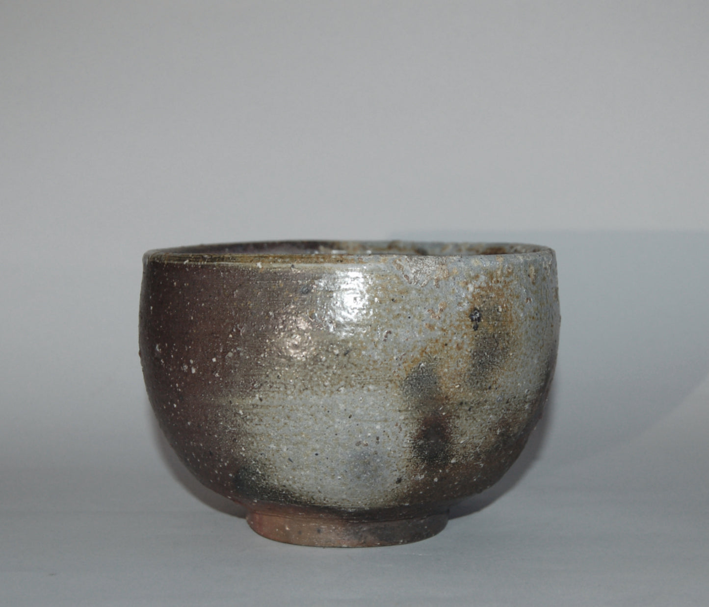 Chawan tea bowl for matcha, Bizen ware, stoneware with kumadori, ash, Japan