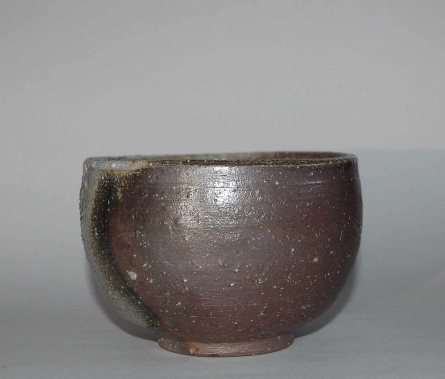 Chawan tea bowl for matcha, Bizen ware, stoneware with kumadori, ash, Japan