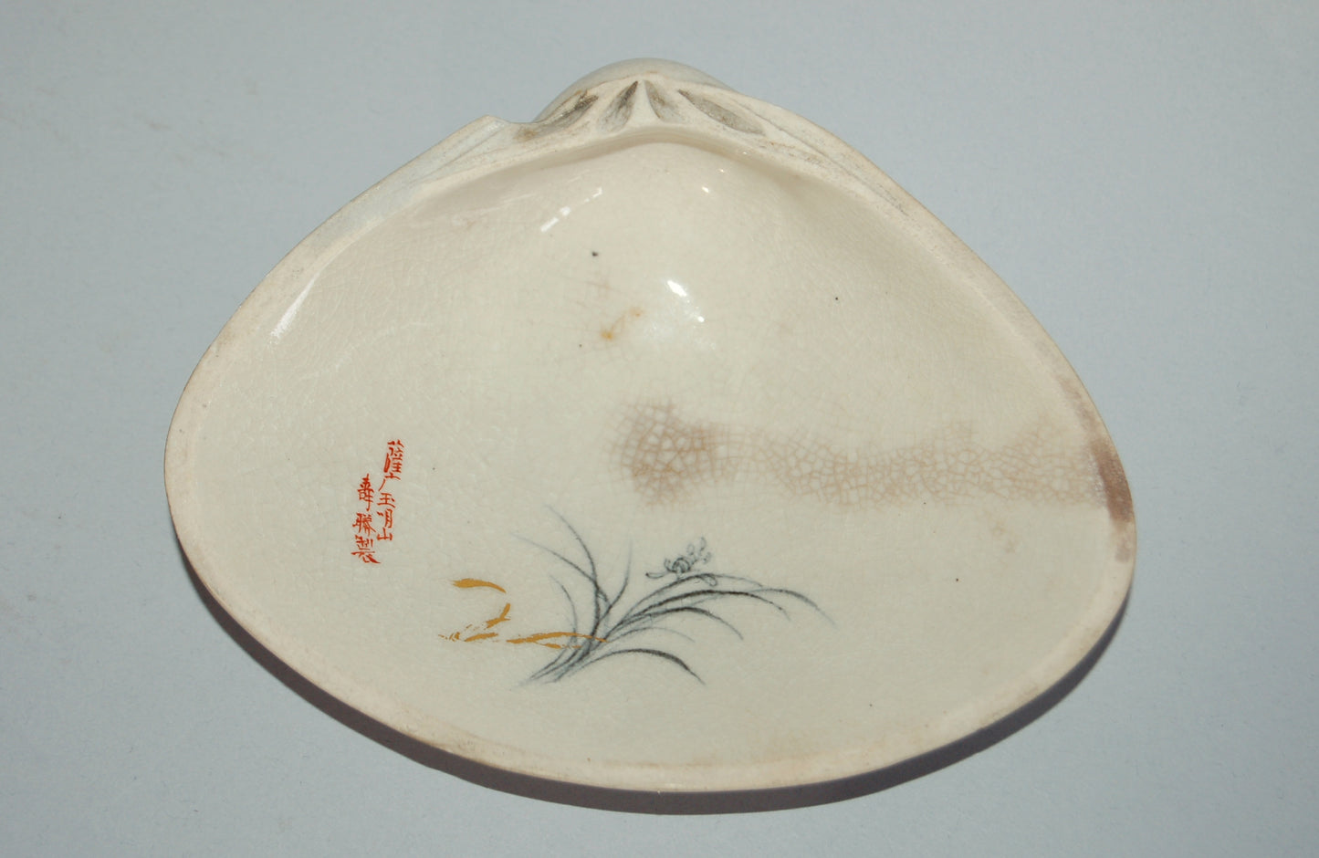 Box in shape of clam shell, by Gyokumeizan, Satsuma ceramic ware, antique, Japan