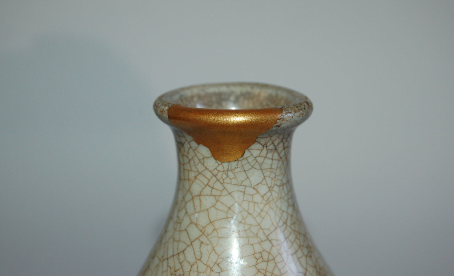 Ceramic tokkuri sake bottle with bamboo décor, Ofukei ware, kintsugi restauration, antique, Japan