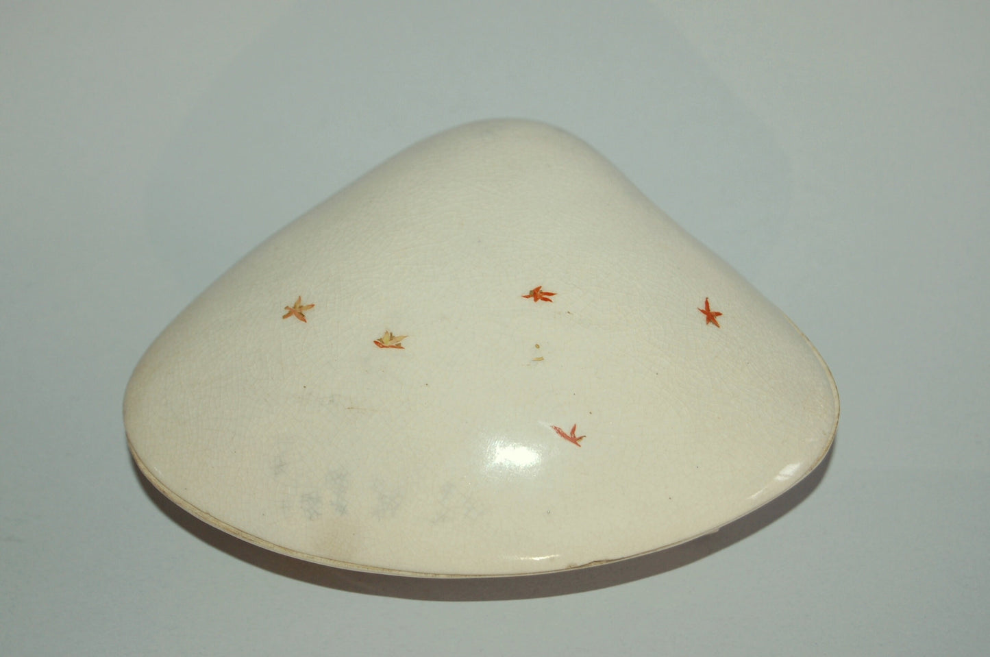 Box in shape of clam shell, by Gyokumeizan, Satsuma ceramic ware, antique, Japan