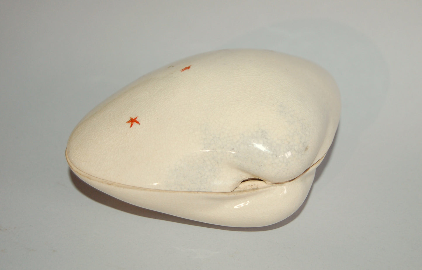 Box in shape of clam shell, by Gyokumeizan, Satsuma ceramic ware, antique, Japan