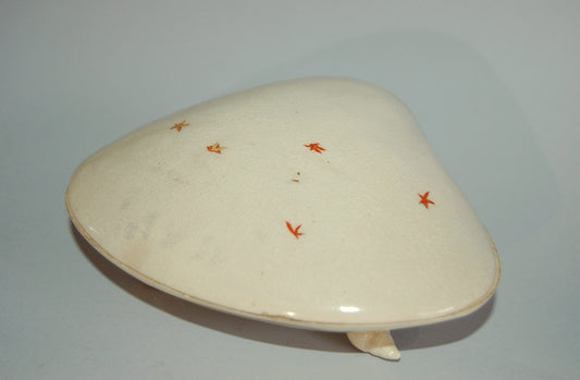 Box in shape of clam shell, by Gyokumeizan, Satsuma ceramic ware, antique, Japan