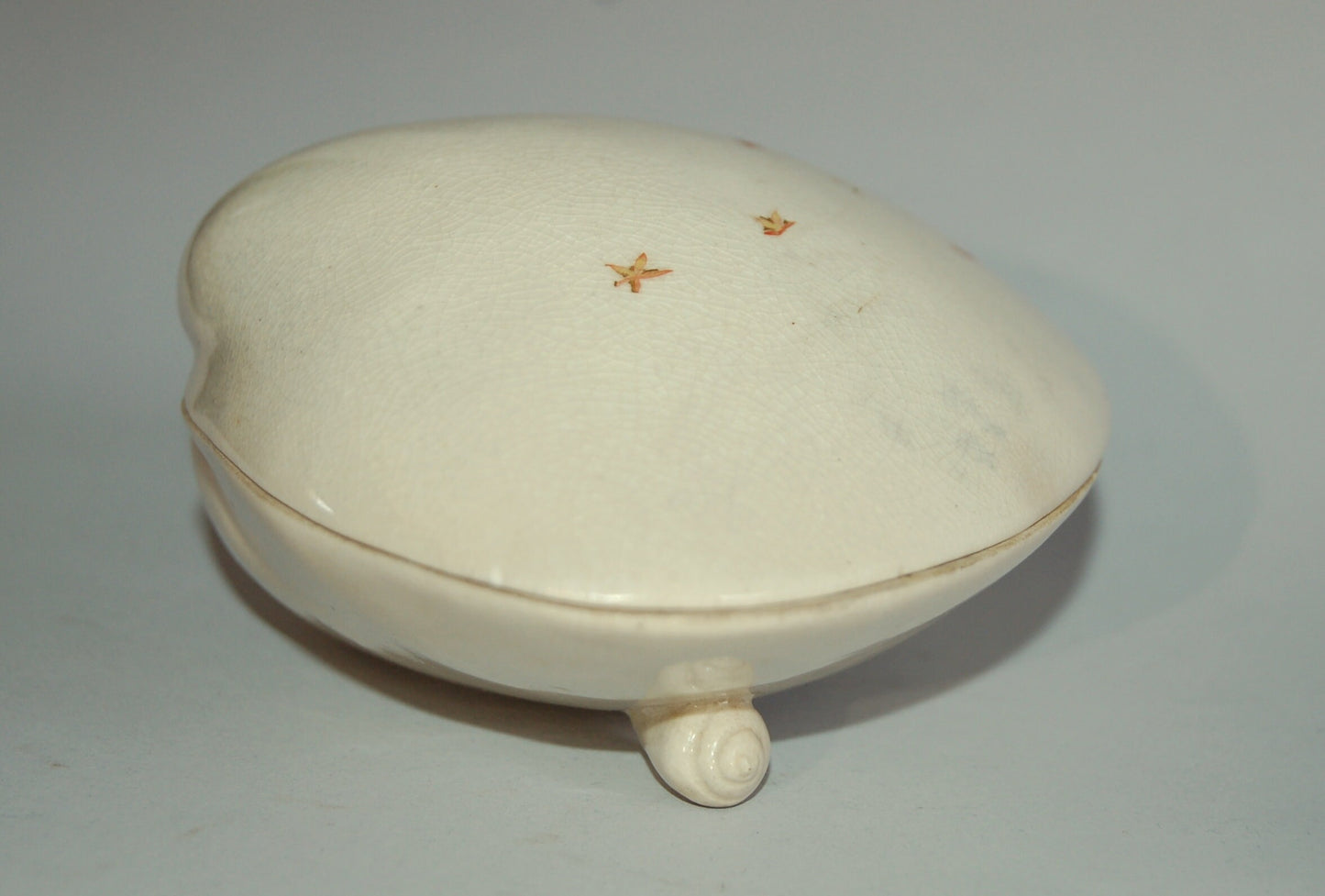 Box in shape of clam shell, by Gyokumeizan, Satsuma ceramic ware, antique, Japan