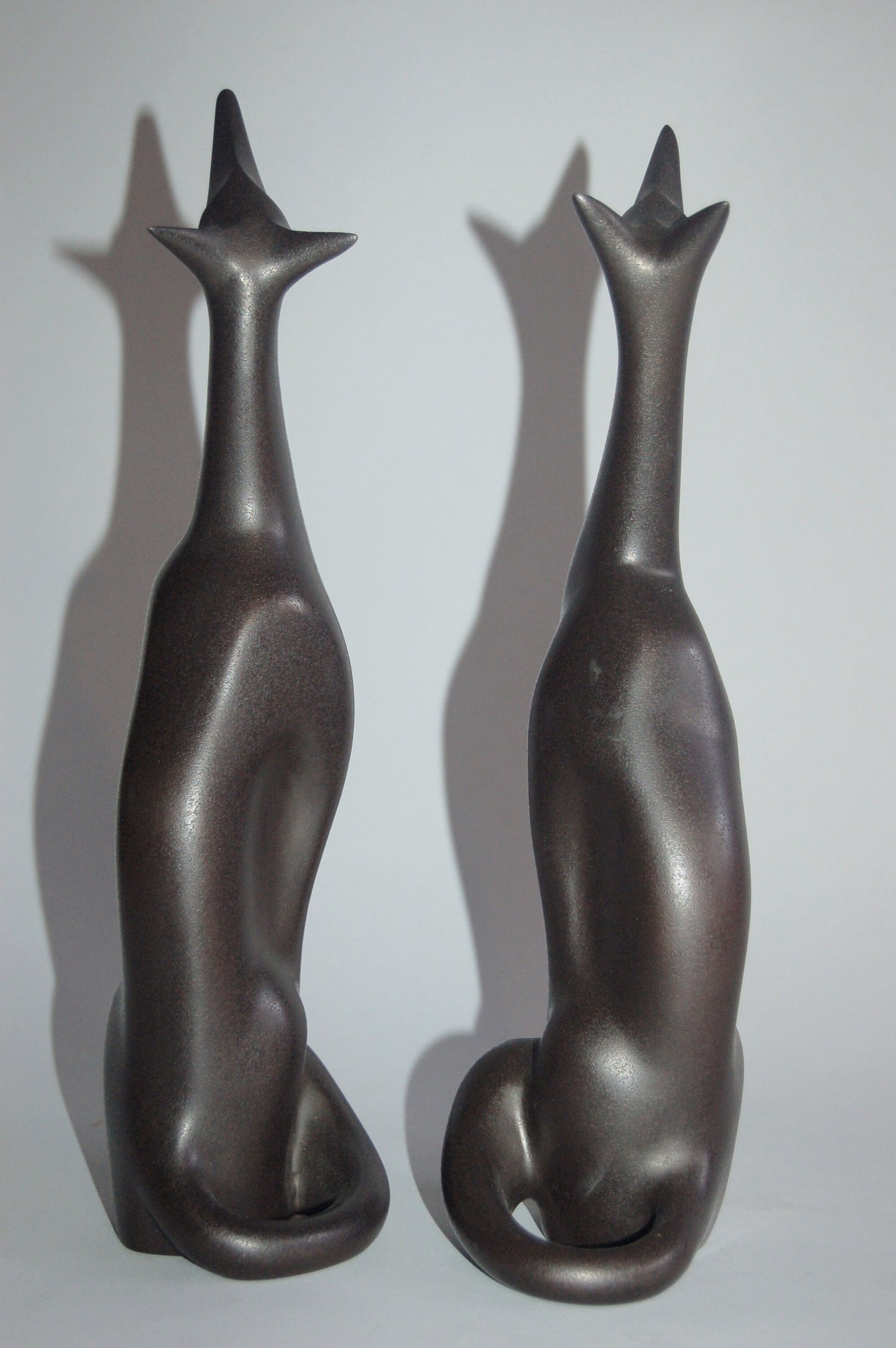 Pair of stylized moon gazing foxes, brown patinated bronze, by Sakai Kozan, Japan