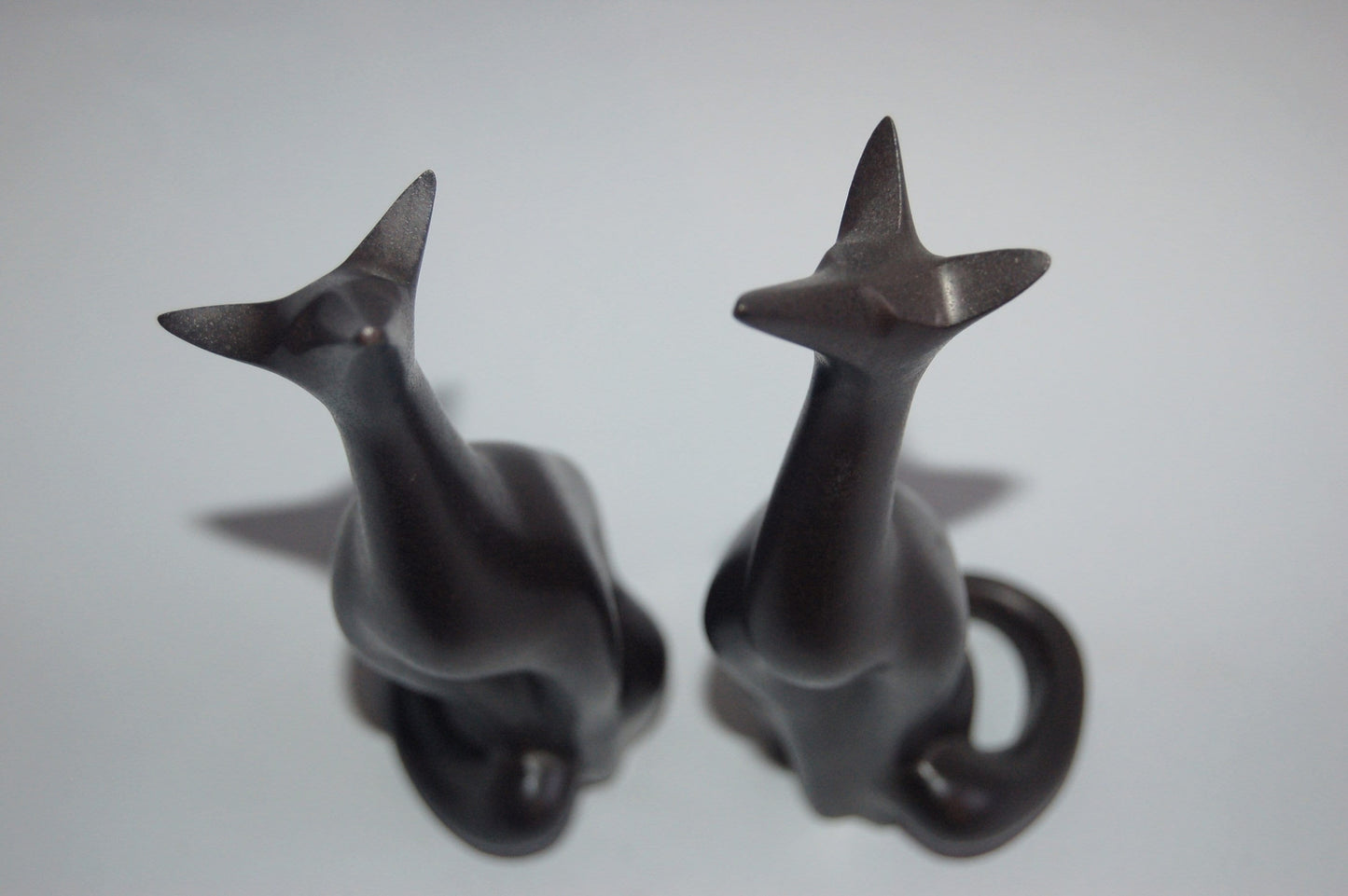 Pair of stylized moon gazing foxes, brown patinated bronze, by Sakai Kozan, Japan