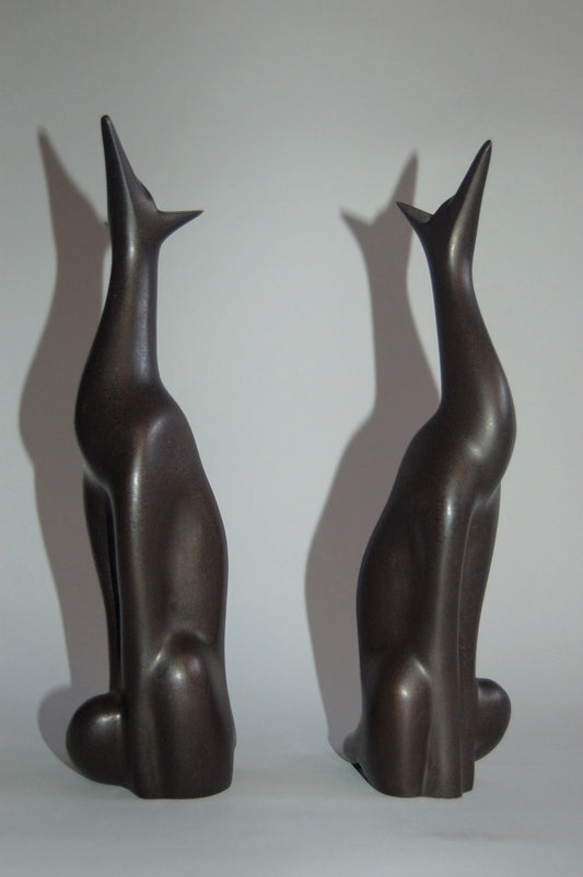 Pair of stylized moon gazing foxes, brown patinated bronze, by Sakai Kozan, Japan