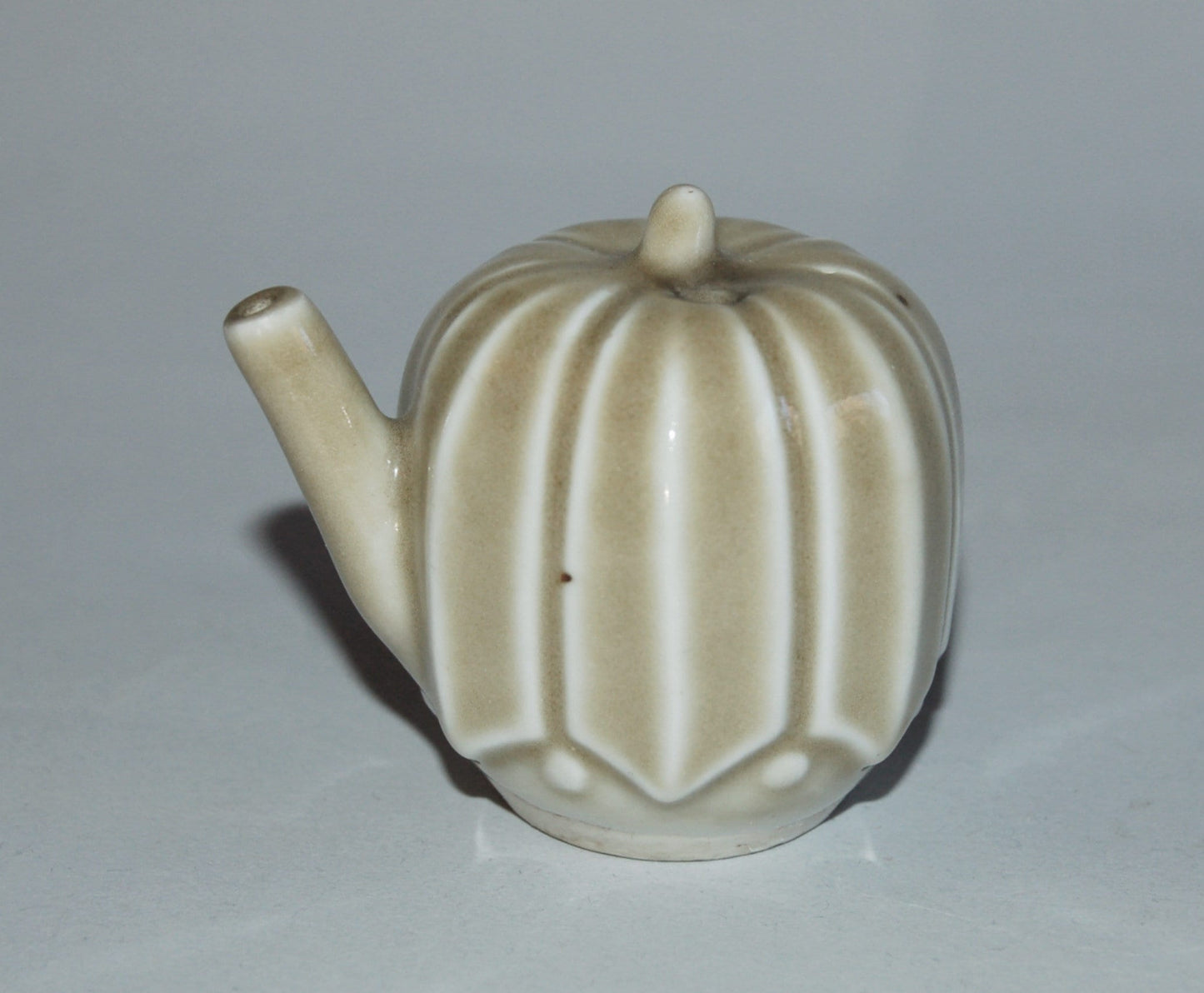 Ceramic suiteki water dropper, cylindrical, pumpkin, green glaze, celadon, Japan