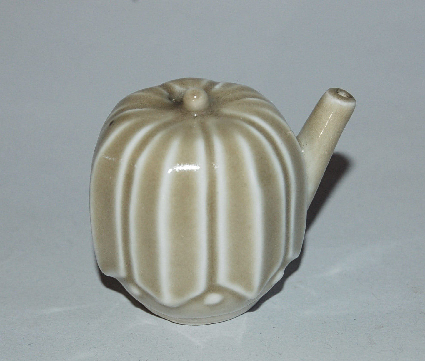 Ceramic suiteki water dropper, cylindrical, pumpkin, green glaze, celadon, Japan